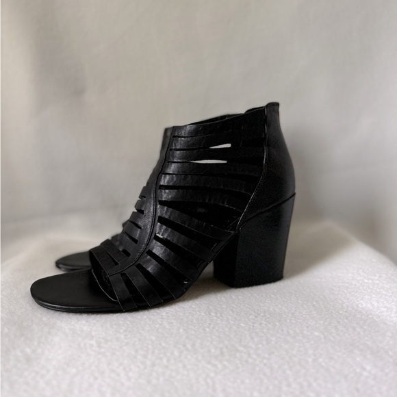 Isola size 11 Black Caged Leather Sandals with heel enclosure zippers. - Picture 1 of 15